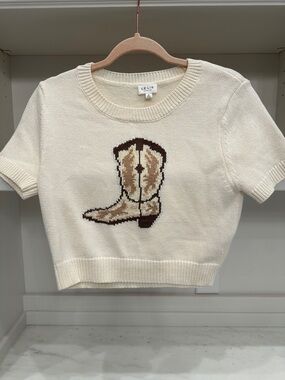 Le Lis  small Cream Knit Tee with Cowboy Boot Motif.  Like new